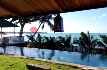 Vue mer splendide, cette villa luxueuse de 6 chambres en suite allie le charme du style ancien au confort du moderne. Sa terrasse en bois donne sur une belle piscine à débordement, et le kiosque colonial surplombe le lagon.